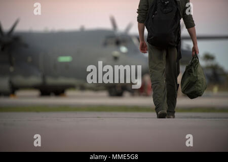 Un aviatore da settantunesima Rescue Squadron passeggiate per un HC-130J contro il re II, 24 ottobre, 2017, a Moody Air Force Base, Ga. La HC-130J è il solo ad ala fissa il personale piattaforma di recupero nella Air Force inventario. Il velivolo è in grado di eseguire airdrop, elicottero air-air refuelling, avanti area di rifornimento di massa, risposta di emergenza e in caso di emergenza di medicina aeronautica missioni di evacuazione. (U.S. Air Force photo by Staff Sgt. Ryan Callaghan) Foto Stock