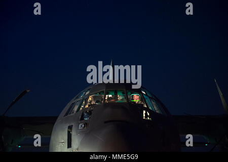 Equipaggio dalla 71st Rescue Squadron prepararsi per un volo in un HC-130J contro il re II, 24 ottobre, 2017, a Moody Air Force Base, Ga. La HC-130J è il solo ad ala fissa il personale piattaforma di recupero nella Air Force inventario. Il velivolo è in grado di eseguire airdrop, elicottero air-air refuelling, avanti area di rifornimento di massa, risposta di emergenza e in caso di emergenza di medicina aeronautica missioni di evacuazione. (U.S. Air Force photo by Staff Sgt. Ryan Callaghan) Foto Stock