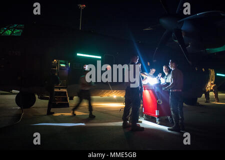 I manutentori dalla 71st Manutenzione aeromobili huddle unità intorno a un attrezzo carrello prima di lanciare una sortita, Ott. 24, 2017 a Moody Air Force Base, Ga. La HC-130J è il solo ad ala fissa il personale piattaforma di recupero nella Air Force inventario. Il velivolo è in grado di eseguire airdrop, elicottero air-air refuelling, avanti area di rifornimento di massa, risposta di emergenza e in caso di emergenza di medicina aeronautica missioni di evacuazione. (U.S. Air Force photo by Staff Sgt. Ryan Callaghan) Foto Stock