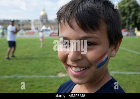 Sorridente 11-anno-vecchio ragazzo con una bandiera francese tatoo. Parigi, Francia. Foto Stock