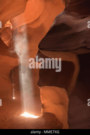 Il doppio dei fasci di luce in alto Antelope Canyon si trova nella pagina, Arizona Foto Stock