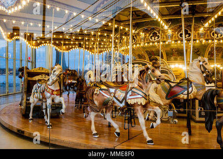 La città di NEW YORK NEW YORK, MAR 27, 2018: Merry-Go-Round in Dumbo Park alla base del ponte di Brooklyn Bridge Foto Stock