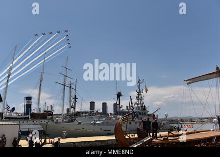 Faliro, Grecia. Il 10 maggio, 2018. Le frecce rosse volare nel cielo di Atene per onorare il Principe Carlo mentre visitano Floisvos. Credito: Dimitrios Karvountzis/Pacific Press/Alamy Live News Foto Stock