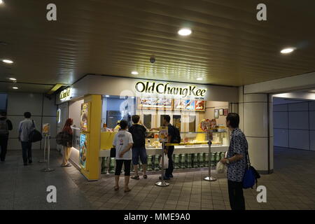 Vecchio Chang Kee, un ben stabilito e il famoso snack, cibi e bevande catena in Singapore. Specialità sono sbuffi di curry e altri spuntini locali. Foto Stock