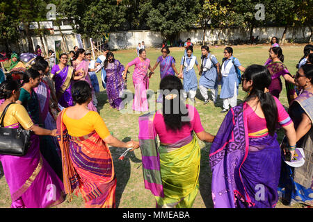 Le donne del Bangladesh godendo il Consart per le donne alla celebrazione internazionale Giornata della donna a Dhanmondi a Dhaka, nel Bangladesh, su 08 Marzo, 2018. Universo Foto Stock