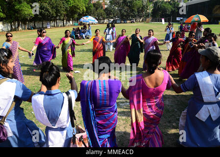 Le donne del Bangladesh godendo il Consart per le donne alla celebrazione internazionale Giornata della donna a Dhanmondi a Dhaka, nel Bangladesh, su 08 Marzo, 2018. Universo Foto Stock