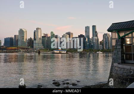 Vancouver skyline della città e del porto di carbone al tramonto, come visto da Stanley Park e ore 9 pistola. Foto Stock
