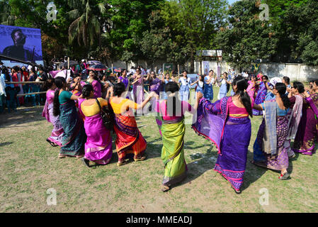 Le donne del Bangladesh godendo il Consart per le donne alla celebrazione internazionale Giornata della donna a Dhanmondi a Dhaka, nel Bangladesh, su 08 Marzo, 2018. Universo Foto Stock