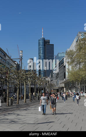 La gente a piedi al mattino sulla zona pedonale di Zeil a frankfurt am main, Germania Foto Stock