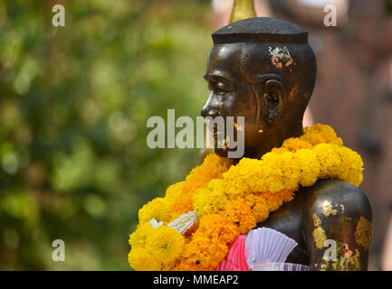 Statua al Thai eroina chiamato dagli abitanti del luogo "Ya Mo', la moglie del governatore di assistente di Nakhon Ratchasima. Foto Stock