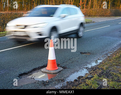 camion che passa segnale di avvertimento di strada accidentata / buche davanti a staxton hill yorkshire regno unito Foto Stock