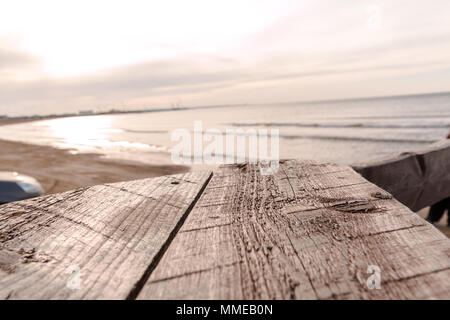 Svuotare asse di legno tabella con lo sfondo del mare. Foto Stock