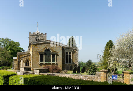 La chiesa di Tutti i Santi come visto dalla motivazione di Lamport Hall, Northamptonshire, Regno Unito; le parti più antiche della chiesa risalgono al XIII secolo. Foto Stock