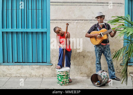 L'Avana, Cuba - Maggio 01, 2017; musicisti di strada di eseguire a l'Avana, Cuba. Foto Stock