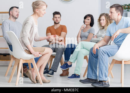 Persone adulte che partecipano in psicoterapia di gruppo a sessione Foto Stock