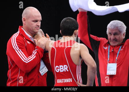 Krasimir Krastanov vs Qi Mude competere a uomini del Greco Romano, Wrestling fila il programma del concorso, Excel Arena, London 11 Dicembre 2011 Foto Stock