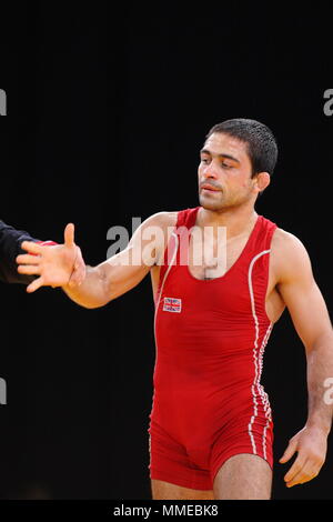 Krasimir Krastanov vs Qi Mude competere a uomini del Greco Romano, Wrestling fila il programma del concorso, Excel Arena, London 11 Dicembre 2011 Foto Stock