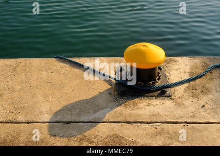 Corda blu e gancio di ormeggio presso il molo Foto Stock