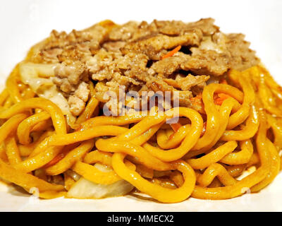 Delizioso piatto di spaghetti Yakisoba con carne di maiale Foto Stock