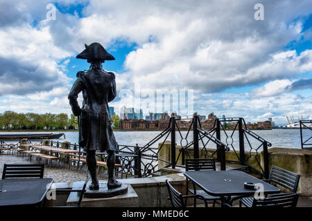 London Greenwich,scultura di Lord Nelson esterno taverna Trafagar guardando a Canary Wharf quartiere finanziario sulla Isle of Dogs Foto Stock