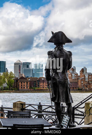 London Greenwich,scultura di Lord Nelson esterno taverna Trafagar guardando a Canary Wharf quartiere finanziario sulla Isle of Dogs Foto Stock