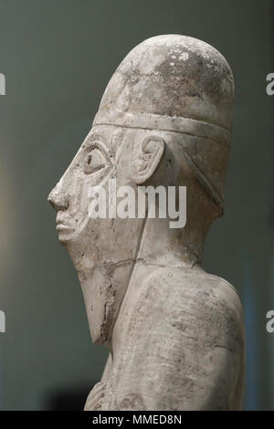 Londra. In Inghilterra. British Museum. Statua di re Idrimi di Alalakh, (1570-1500 a.C.), con autobiografico Akkadico iscrizione cuneiforme, da Tell ATC Foto Stock