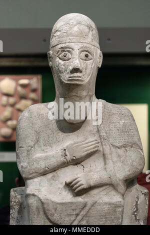 Londra. In Inghilterra. British Museum. Statua di re Idrimi di Alalakh, (1570-1500 a.C.), con autobiografico Akkadico iscrizione cuneiforme, da Tell ATC Foto Stock