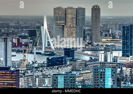 Rotterdam, Paesi Bassi, 24 Novembre 2017: Vista di Erasmusbridge, la Nieuwe Maas fiume e le aree circostanti al crepuscolo Foto Stock