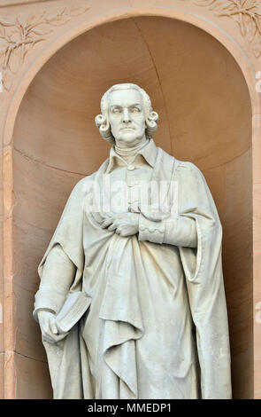 Londra, Inghilterra, Regno Unito. Statua: Adam Smith (da William Theed) su Burlington Gardens facciata della Royal Academy (Burlington House) pulita e ripristinata. Foto Stock