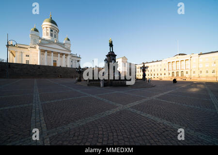 Bellissima vista della famosa cattedrale di Helsinki durante il tramonto a Helsinki in Finlandia Foto Stock