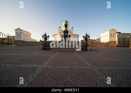 Bellissima vista della famosa cattedrale di Helsinki durante il tramonto a Helsinki in Finlandia Foto Stock