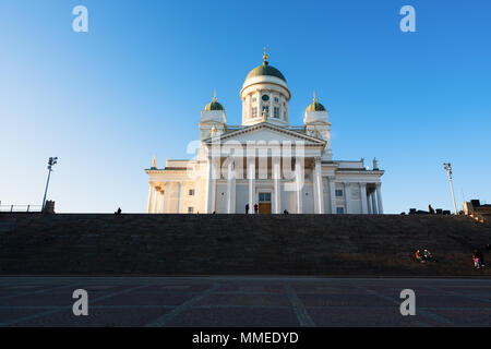 Bellissima vista della famosa cattedrale di Helsinki durante il tramonto a Helsinki in Finlandia Foto Stock