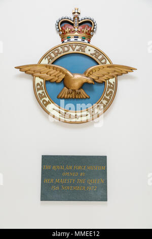 Emblema e motto "per Ardua ad Astra" della RAF presso il Royal Air Force Museum di Hendon, con una targa che commemora la sua apertura da parte di HM the Queen. Foto Stock
