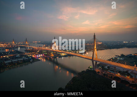 Bhumibol ponte noto anche come anello industriale ponte stradale è parte dell'Industriale Tangenziale sud di collegamento Bangkok con Samut Prakan Provin Foto Stock