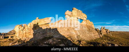 Incredibili formazioni rocciose, Isalo National Park, regione di Ihorombe, Madagascar. Noto per la sua ampia varietà di terreno, tra cui formazioni arenarie, dee Foto Stock