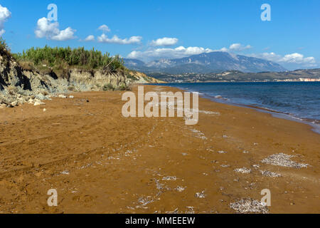 Amazing seascape di Xi Beach,spiaggia con sabbia rossa in CEFALLONIA, ISOLE IONIE, Grecia Foto Stock