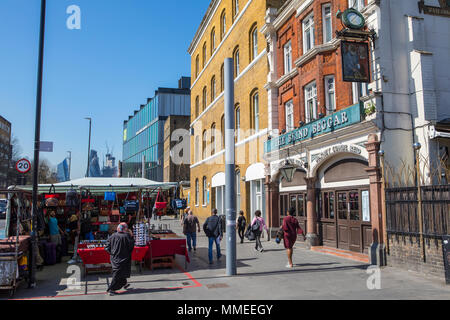LONDON, Regno Unito - 19 APRILE 2018: una vista di Whitechapel Road nella East End di Londra, Regno Unito, il 19 aprile 2018. La strada è la casa di vari punti di riferimento c Foto Stock