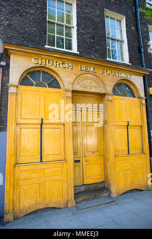 LONDON, Regno Unito - 19 APRILE 2018: l'annata esterno della campana della chiesa in fonderia Whitechapel, East London, il 19 aprile 2018. La fonderia ha notoriamente m Foto Stock