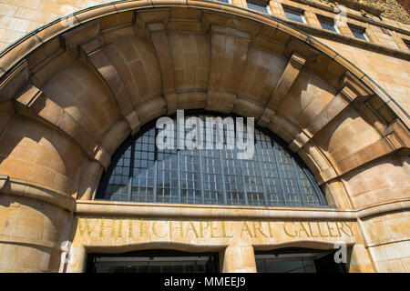 LONDON, Regno Unito - 19 APRILE 2018: una vista all ingresso della Whitechapel Art Gallery su Whitechapel Road a Londra, Regno Unito, il 19 aprile 2018. Foto Stock