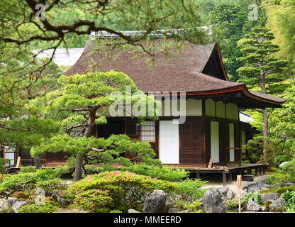 Piccolo tempio nel giardino giapponese Ginkaku-ji (Kyoto) Foto Stock