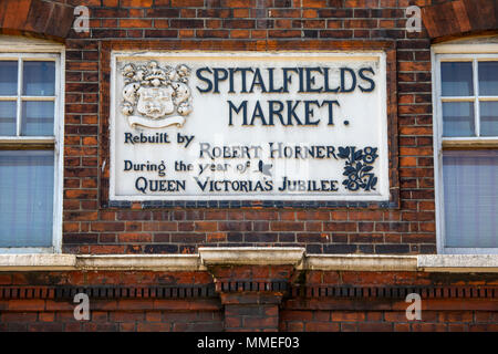 LONDON, Regno Unito - 19 APRILE 2018: una lapide sopra la porta di ingresso per la storica Spitalfields Market di Londra, Regno Unito, il 19 aprile 2018. Foto Stock