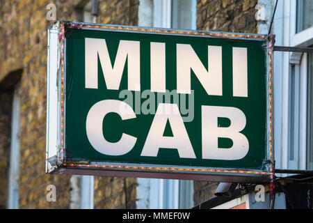 Un segno per un Mini Cab ufficio nel Regno Unito. Foto Stock