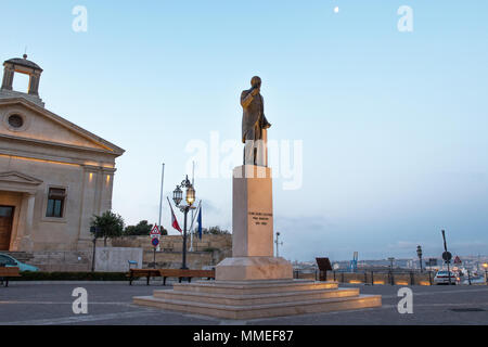 Gorg Borg Olivier statua con l'edificio dello stock exchange a La Valletta, Malta Foto Stock