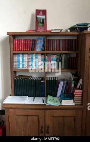 Una libreria all'interno di San Osmund è la Chiesa, Tarlton, Gloucestershire, England, Regno Unito Foto Stock