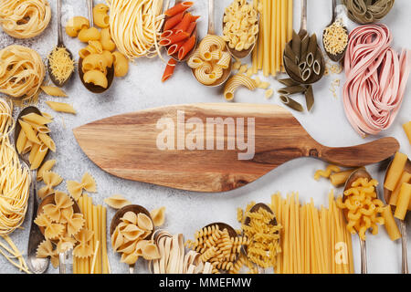 Varie la pasta e il bordo di taglio. Concetto di cucina a vista. Vista superiore Foto Stock