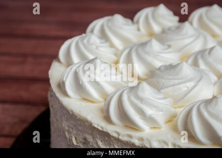 Luce deliziosa torta gelato con crema di rose. Foto Stock