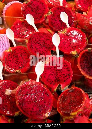 Frutta rossa nel mercato all'aperto, Barcelona, Spagna. Foto Stock