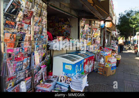 Il giornalaio su una strada in un sobborgo di Pechino, Cina. Foto Stock