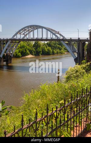 Selma, Alabama - Edmund Pettus ponte sopra il fiume Alabama, dove i diritti civili i dimostranti chiedono il diritto di voto sono stati duramente picchiato da sh Foto Stock