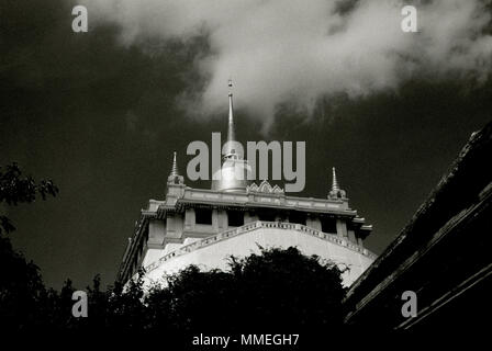 Cielo drammatico al santuario buddista di Golden Mount Tempio a Bangkok in Tailandia del sud-est asiatico in Estremo Oriente. Mountain Wat Buddismo Travel Wanderlust B&W Foto Stock